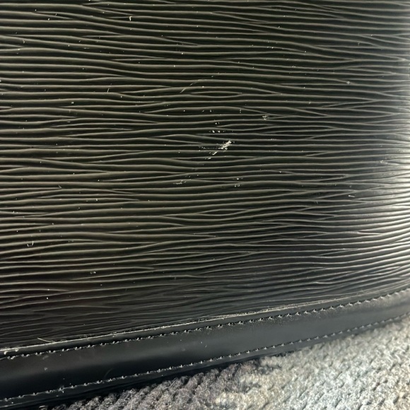 Louis Vuitton Black Shoulder Bag with Sleek Design - Picture 4 of 17